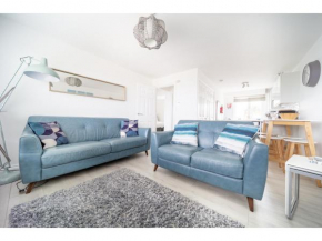 Pass the Keys NEW SEA VIEW 2 BEDROOM COASTLINE APARTMENT